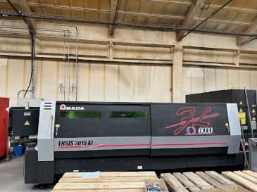 Koneen AMADA ENSIS-3015 AJ etunäkymä