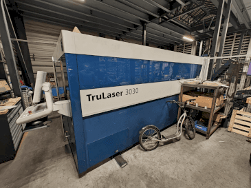 Koneen TRUMPF TruLaser 3030 Fiber etunäkymä