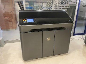 Koneen  HP Jet Fusion 580 Color 3D printer M2K85A etunäkymä