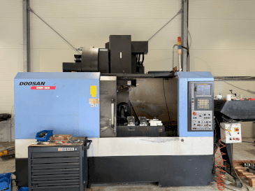 Koneen DOOSAN DNM 500 etunäkymä