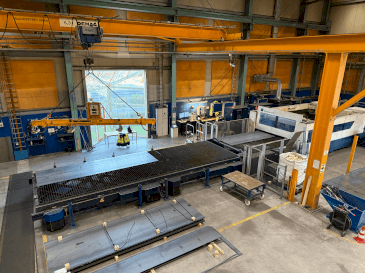 Koneen TRUMPF TruLaser 8000 etunäkymä