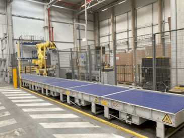 Koneen FANUC M-2000iA/1700L etunäkymä