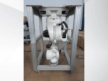 Koneen  KUKA KR270 R2700 C ultra MED (2015) etunäkymä