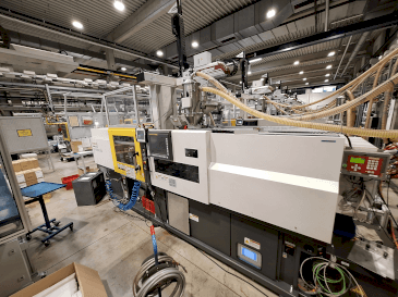 Koneen FANUC Roboshot S100iA etunäkymä