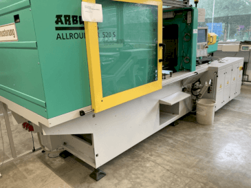 Koneen Arburg Allrounder 520S-1600-400 etunäkymä