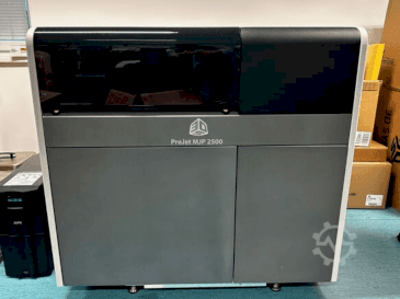 Koneen 3DSYSTEMS projet 2500 plus etunäkymä
