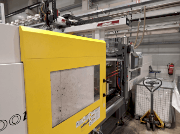 Koneen  FANUC Roboshot S300iA etunäkymä