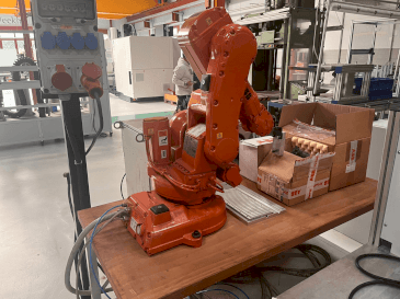 Koneen  ABB IRB 140 M2000 etunäkymä