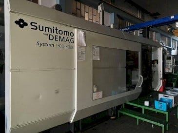 Koneen  Sumitomo Demag 1300-8000 etunäkymä