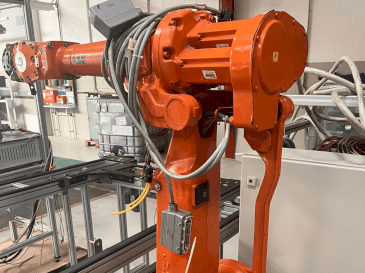 Koneen ABB IRB 2400 M2004 etunäkymä