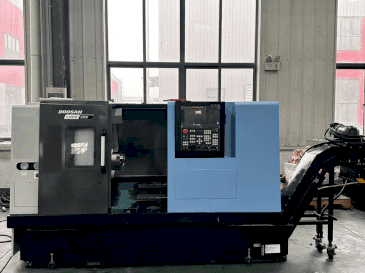 Koneen DOOSAN Lynx 235II etunäkymä