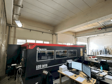 Koneen AMADA LCG-3015 etunäkymä