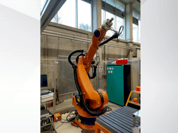 Koneen KUKA KR 240-2 2000 etunäkymä