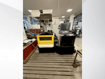 Koneen FANUC Robocut alpha-C400iB etunäkymä