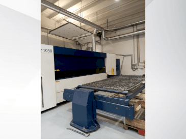 Koneen TRUMPF TruLaser 1030 etunäkymä
