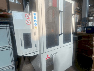 Koneen  Mitsubishi EA8 etunäkymä