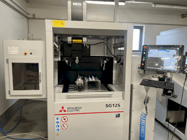 Koneen Mitsubishi SG12S etunäkymä