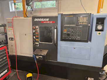 Koneen  DOOSAN LYNX 200 LM etunäkymä