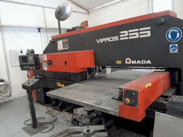 Koneen AMADA Vipros 255 etunäkymä