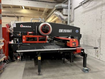 Koneen AMADA EM2510NT etunäkymä