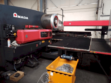 Koneen AMADA EMZ 3510 NT etunäkymä