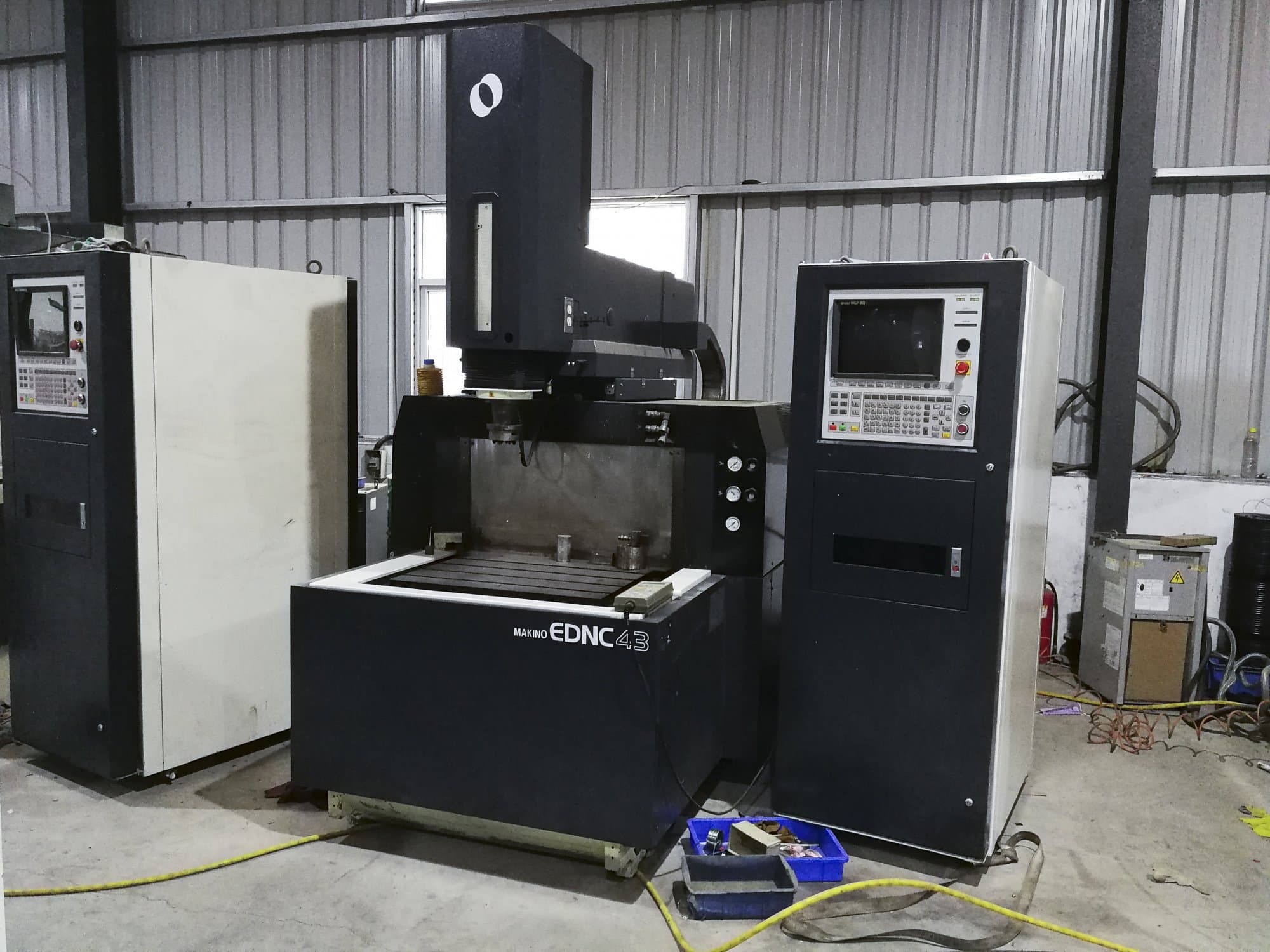 Koneen Makino EDNC43 Etunäkymä