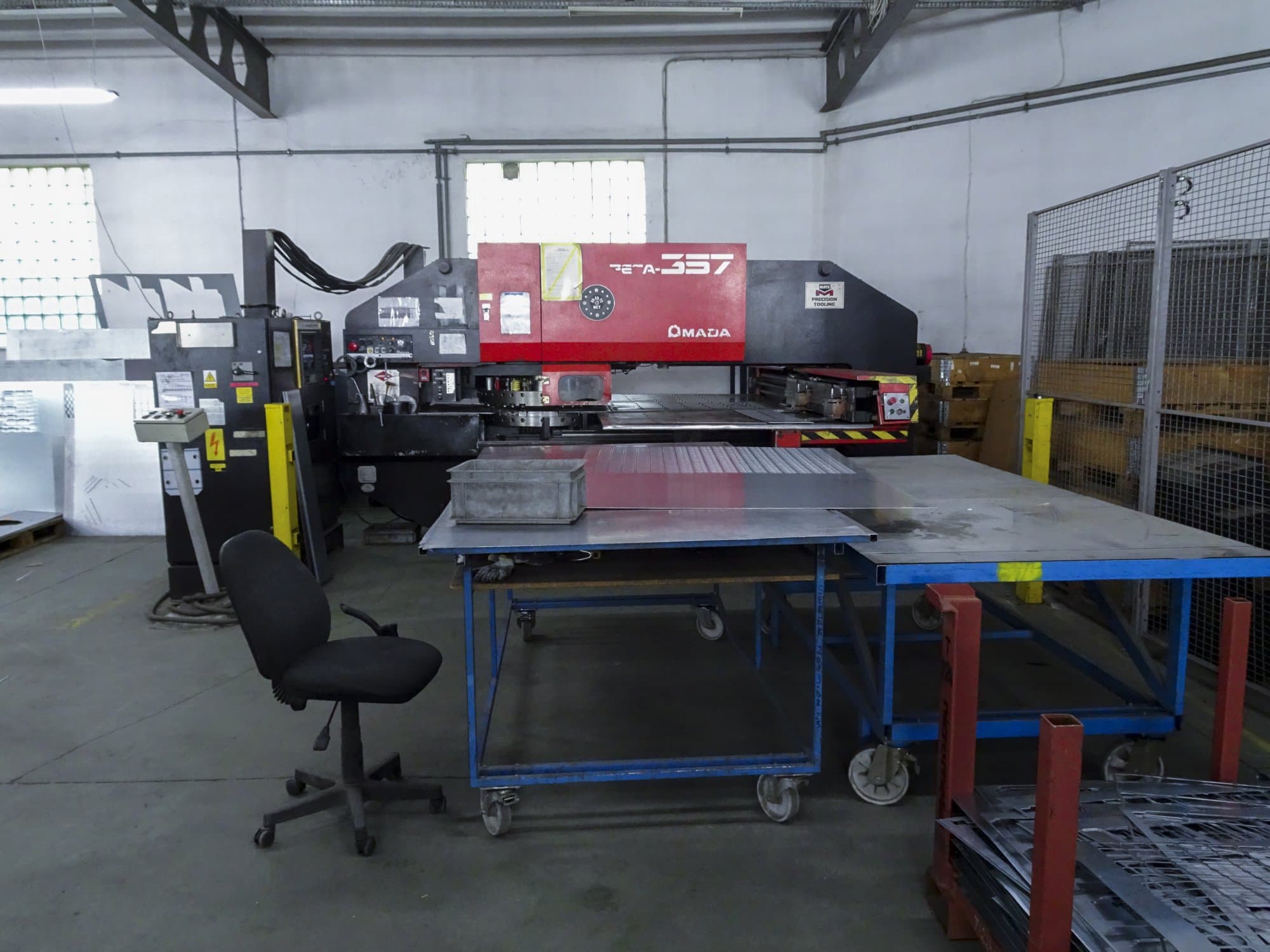 Koneen  AMADA etunäkymäPEGA 357