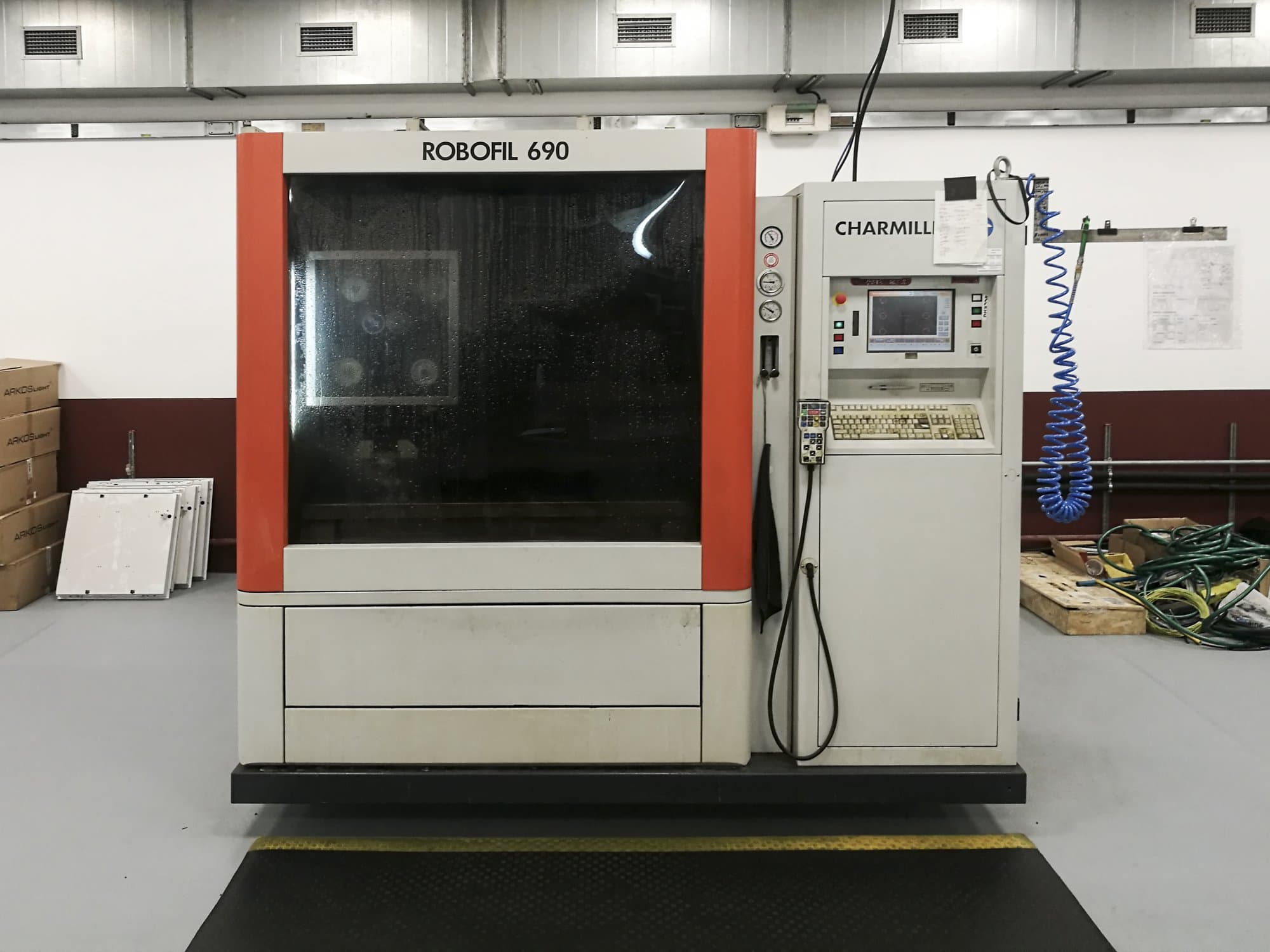 Koneen CHARMILLES etunäkymäROBOFIL 690