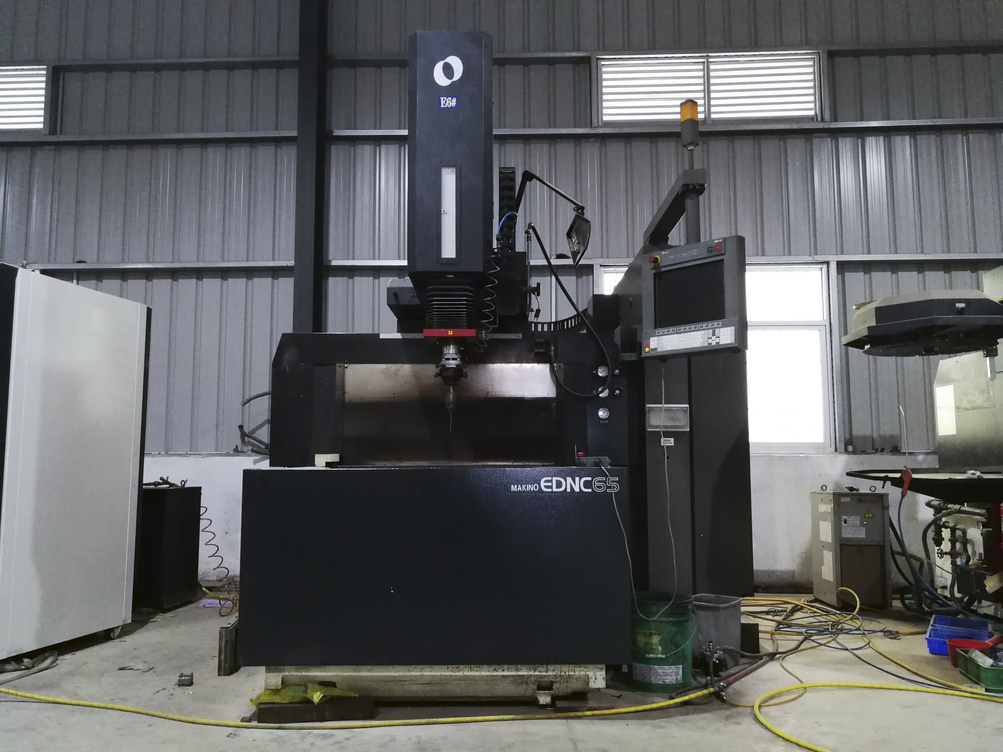 Koneen Makino EDNC65 Etunäkymä