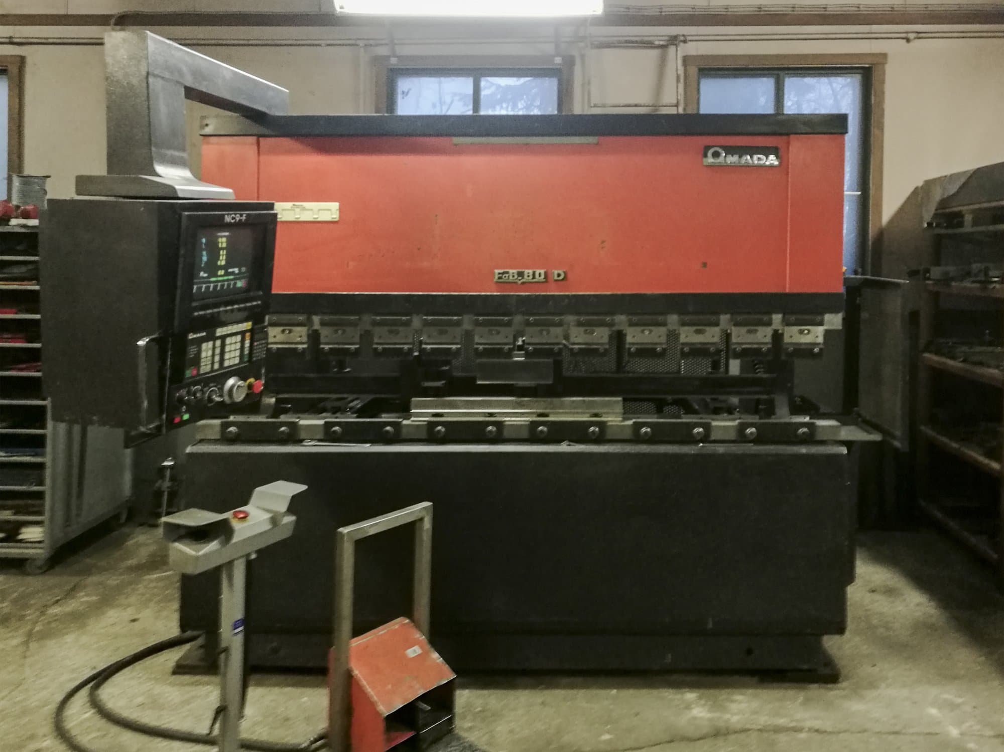 Koneen  AMADA etunäkymäFBD-8025F