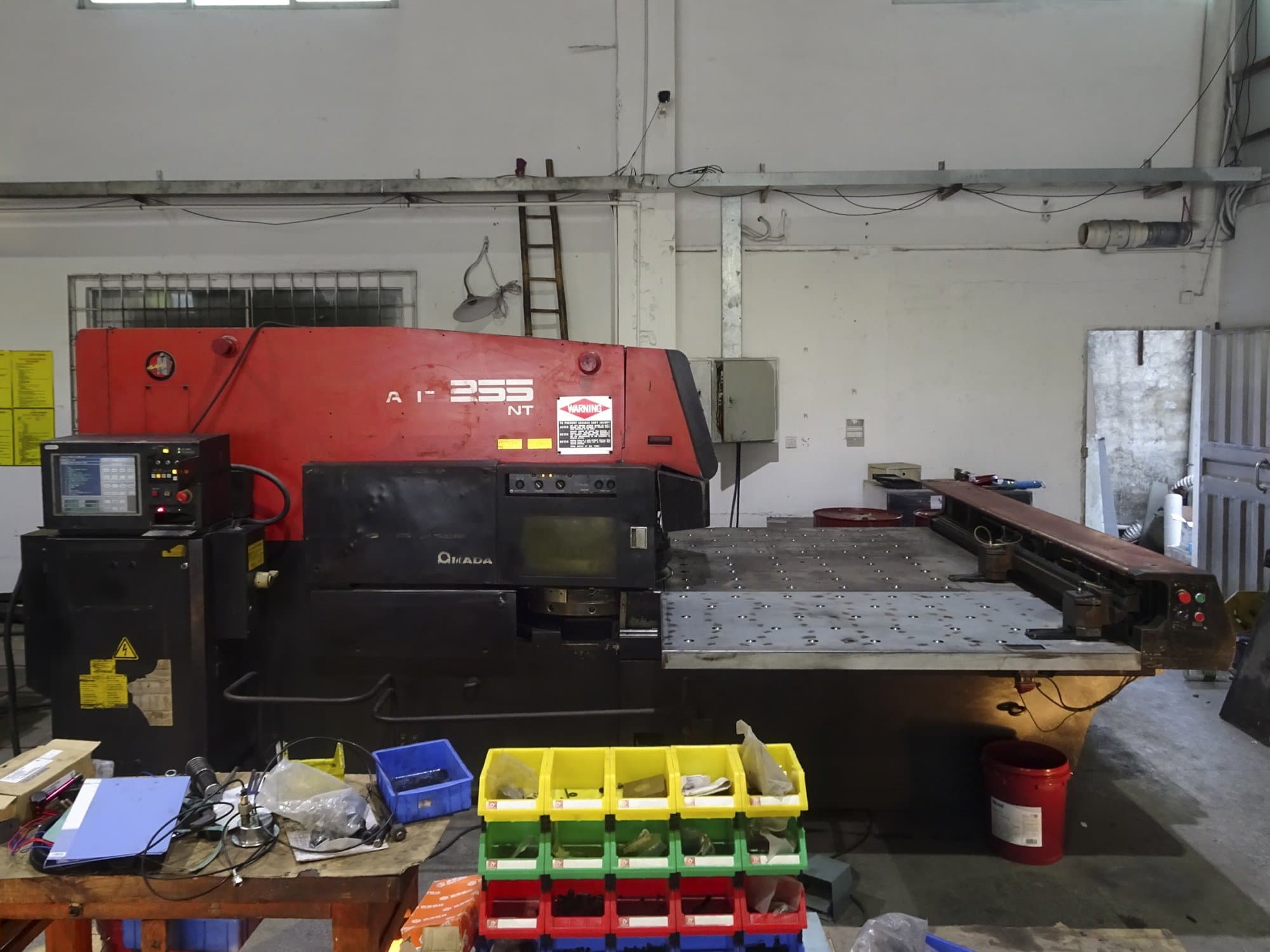 Koneen AMADA etunäkymäARIES 255NT