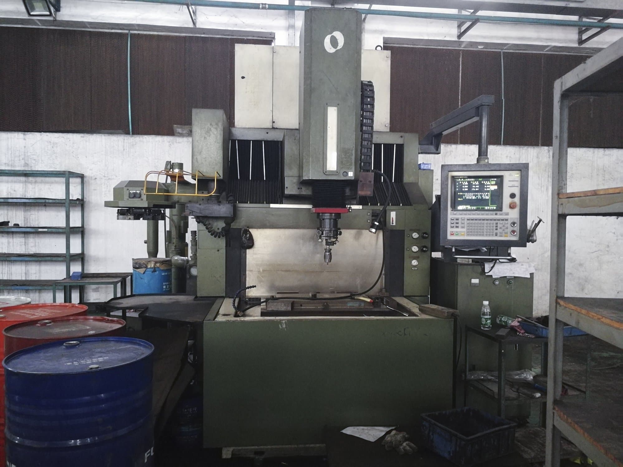 Koneen Makino EDNC65 Etunäkymä
