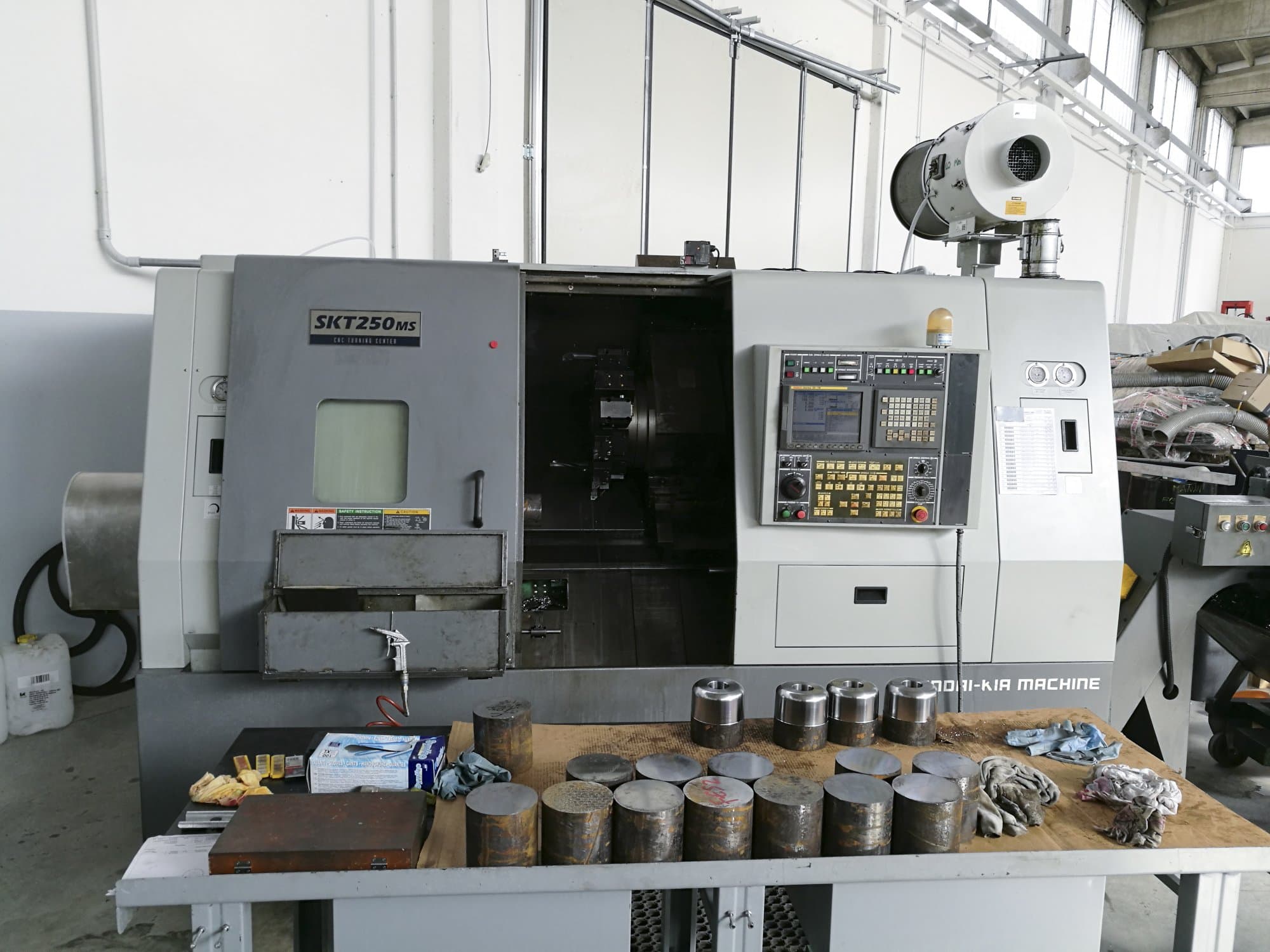 Koneen  Hyundai Kia etunäkymäSKT 250 MS