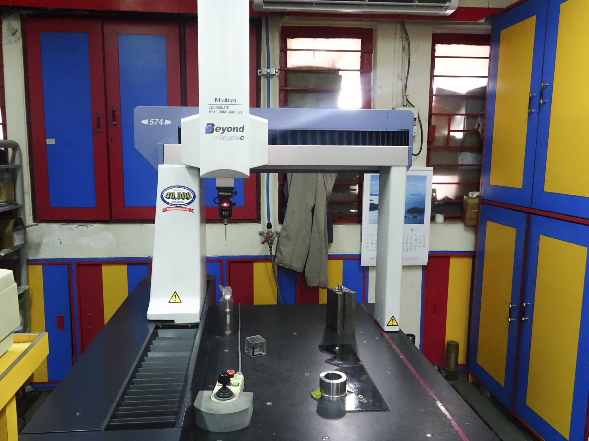 Koneen  Mitutoyo etunäkymä Crysta-Apex C574