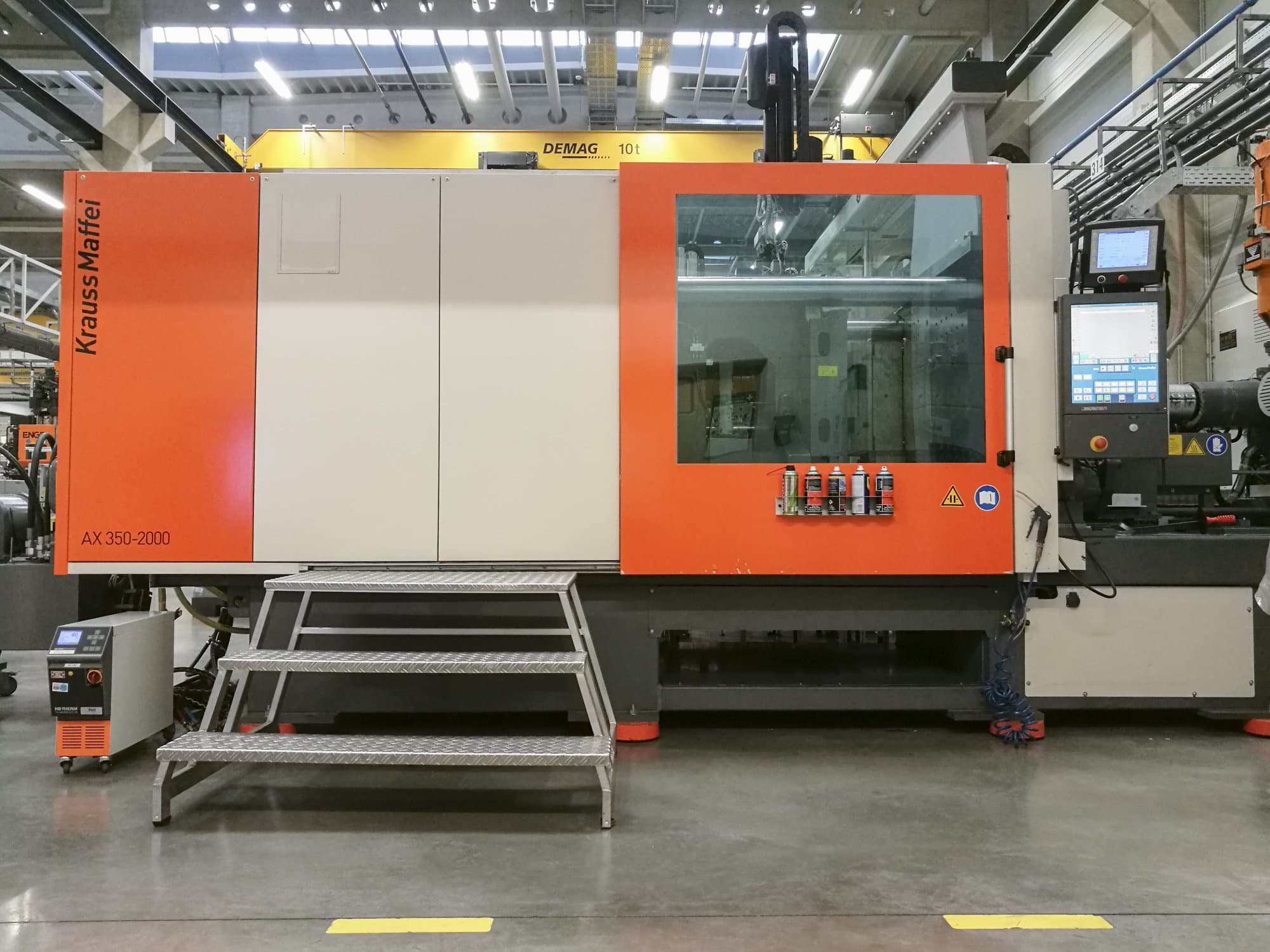 Koneen Krauss Maffei etunäkymä350-2000 AX