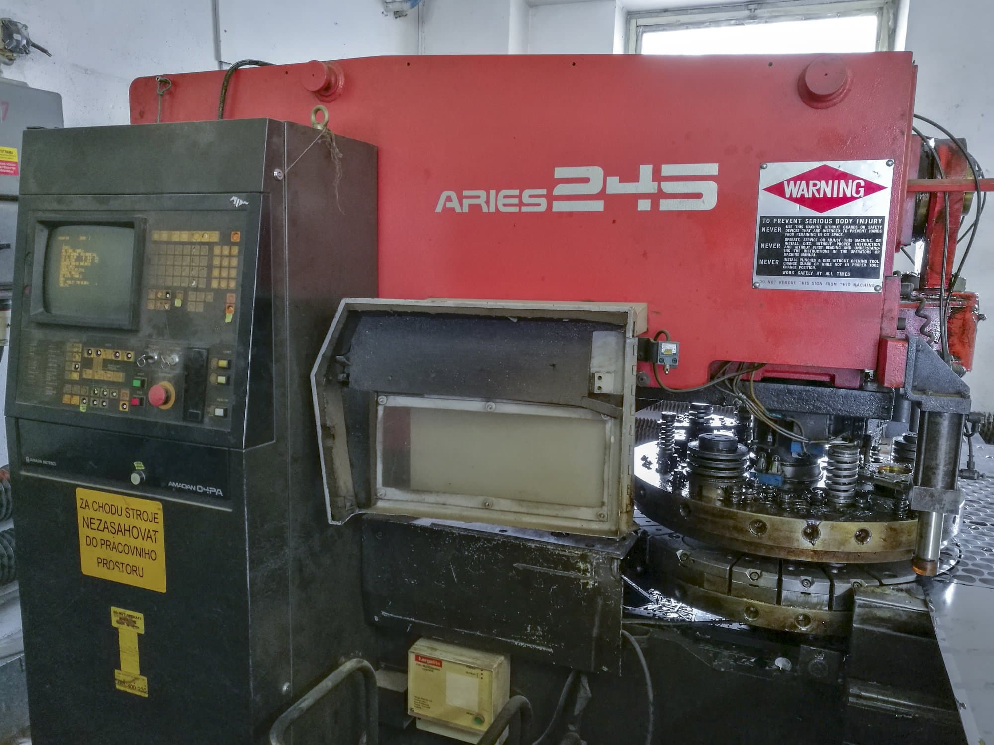 Koneen AMADA etunäkymäARIES 245