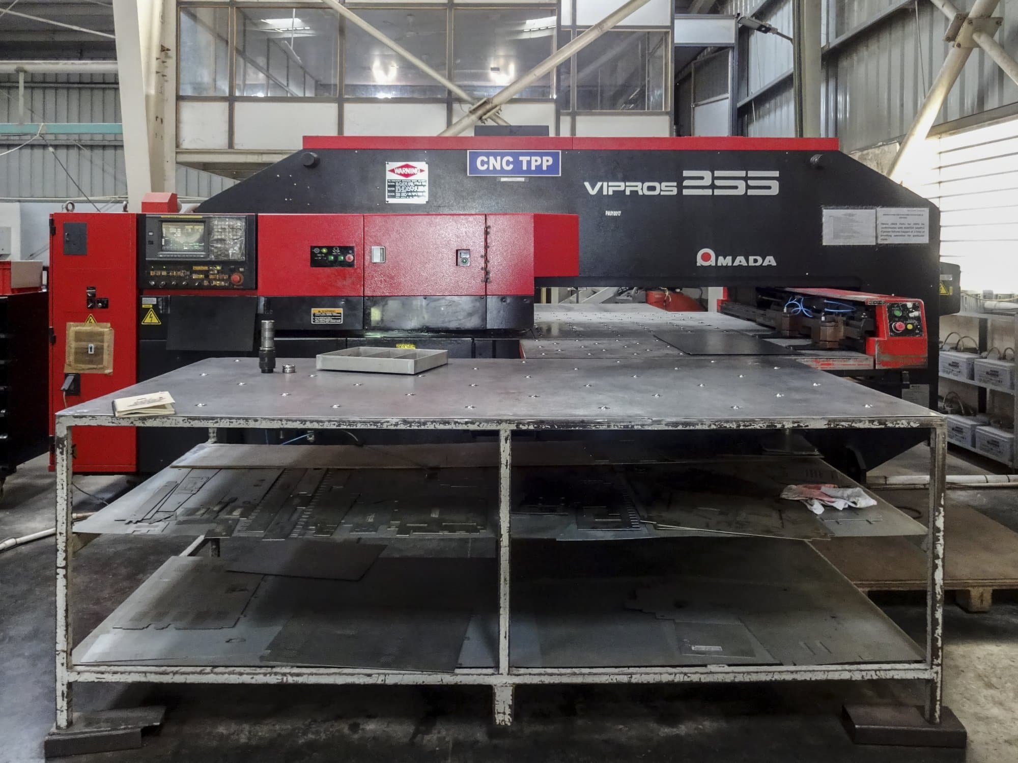 Koneen AMADA etunäkymäVipros 255