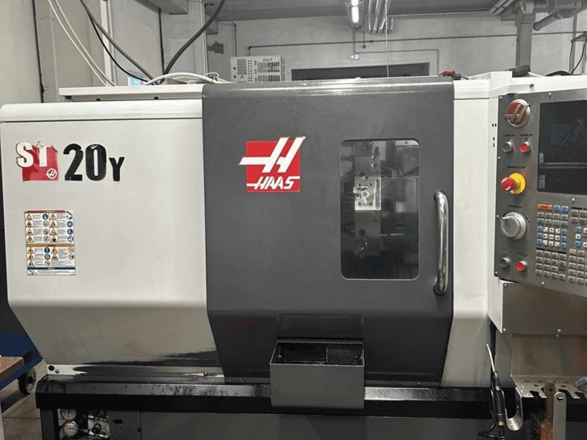 Haas ST-20Y CNC-sorvi, etukuva, jossa näkyy ohjauspaneeli, turvatarrat ja käyttöikkuna.