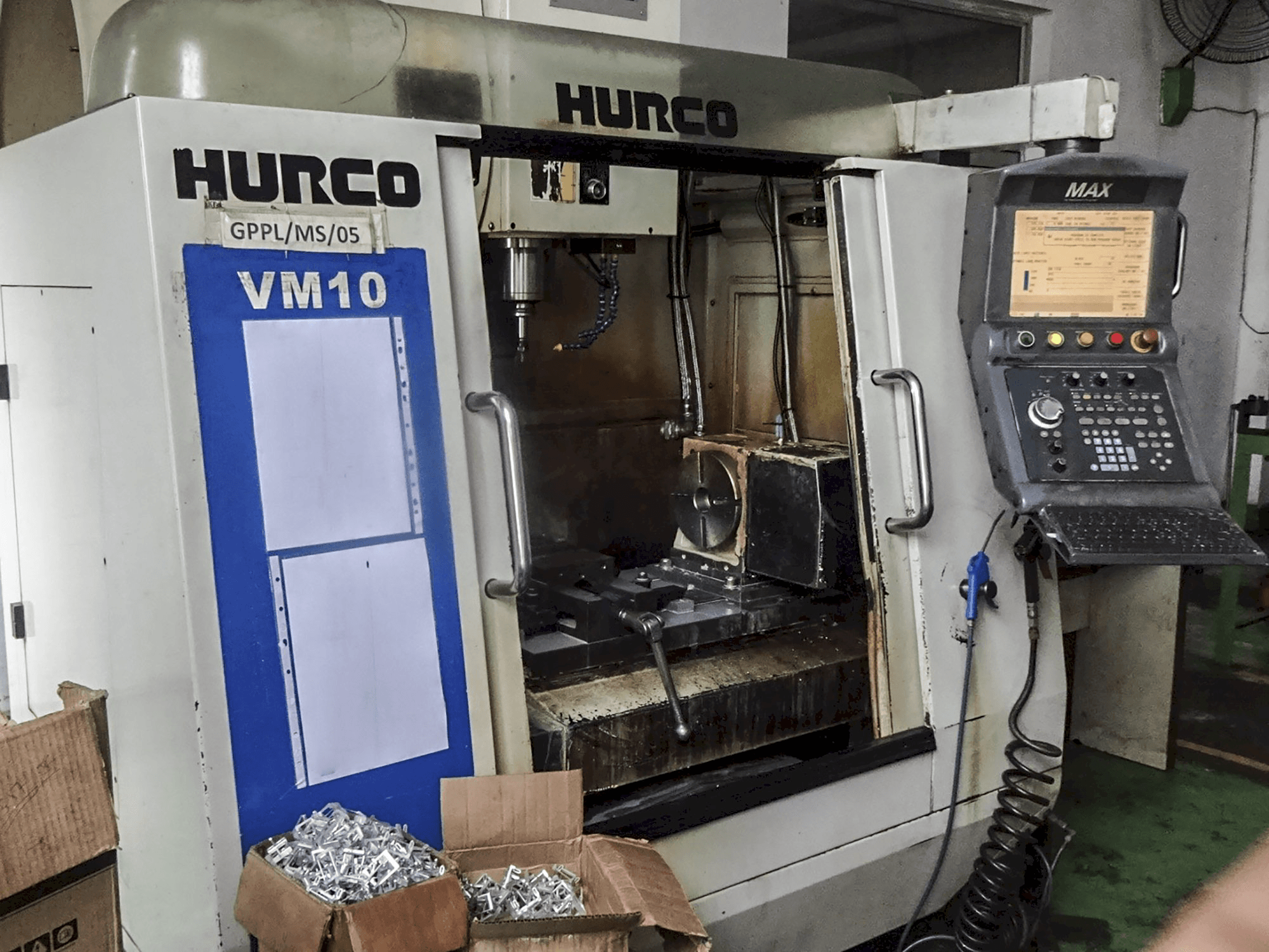Koneen Hurco vasen näkymä VM10