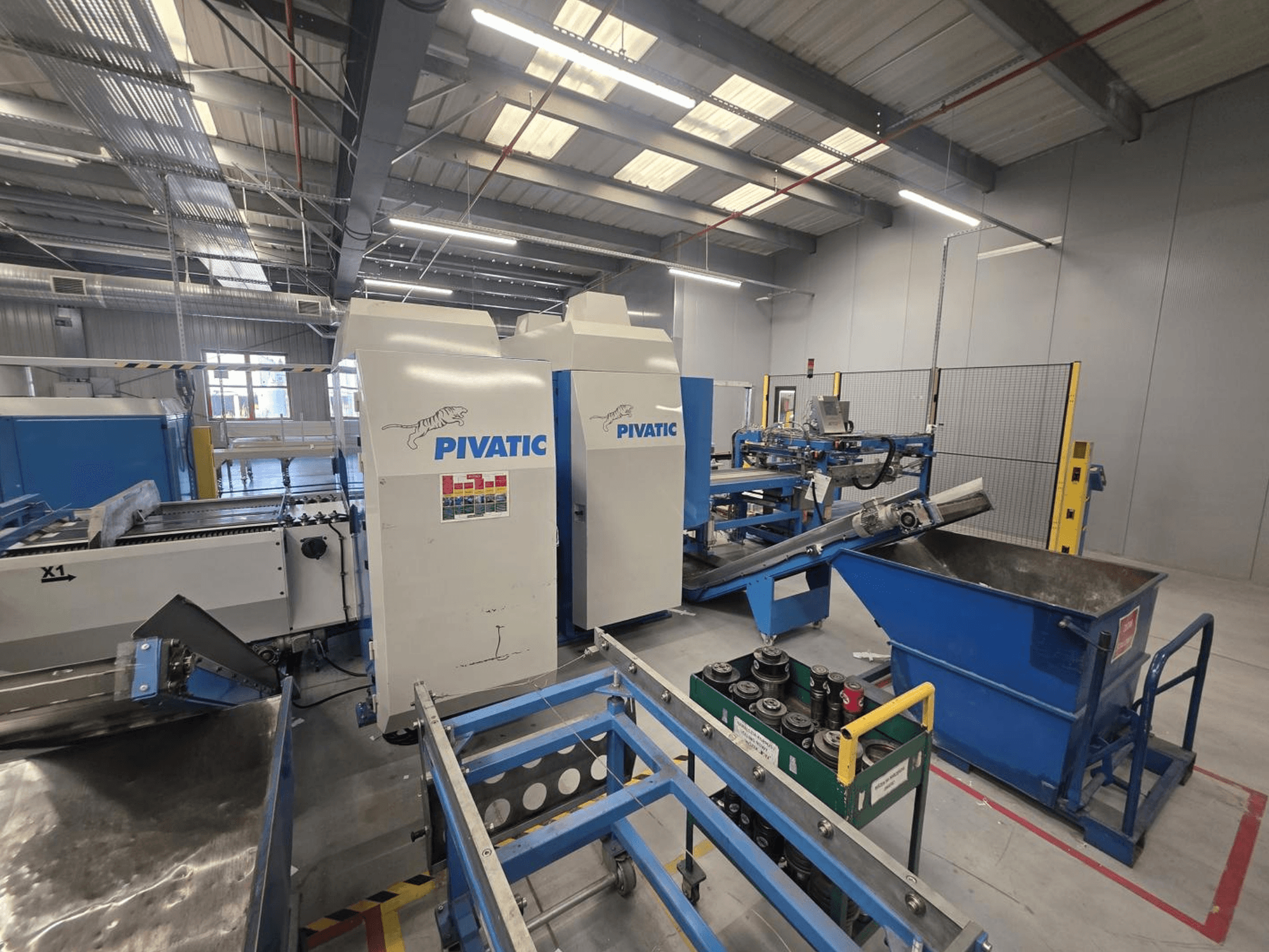 CNC-lävistyskone Pivatic PCC80-e TT HT, etunäkymä, jossa näkyy käyttöasetus, kuljetin ja jäteastia.