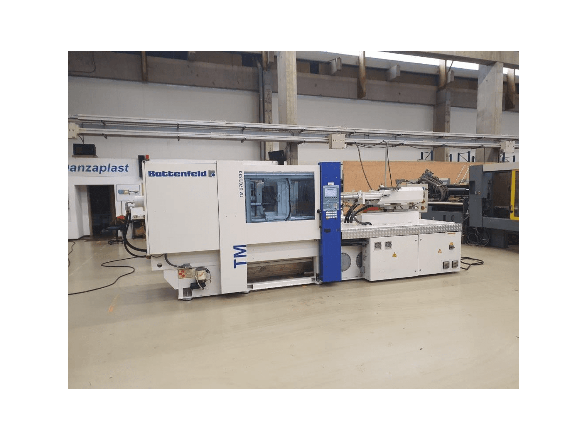 Koneen Battenfeld TM 2700 / 1330 B4 etunäkymä