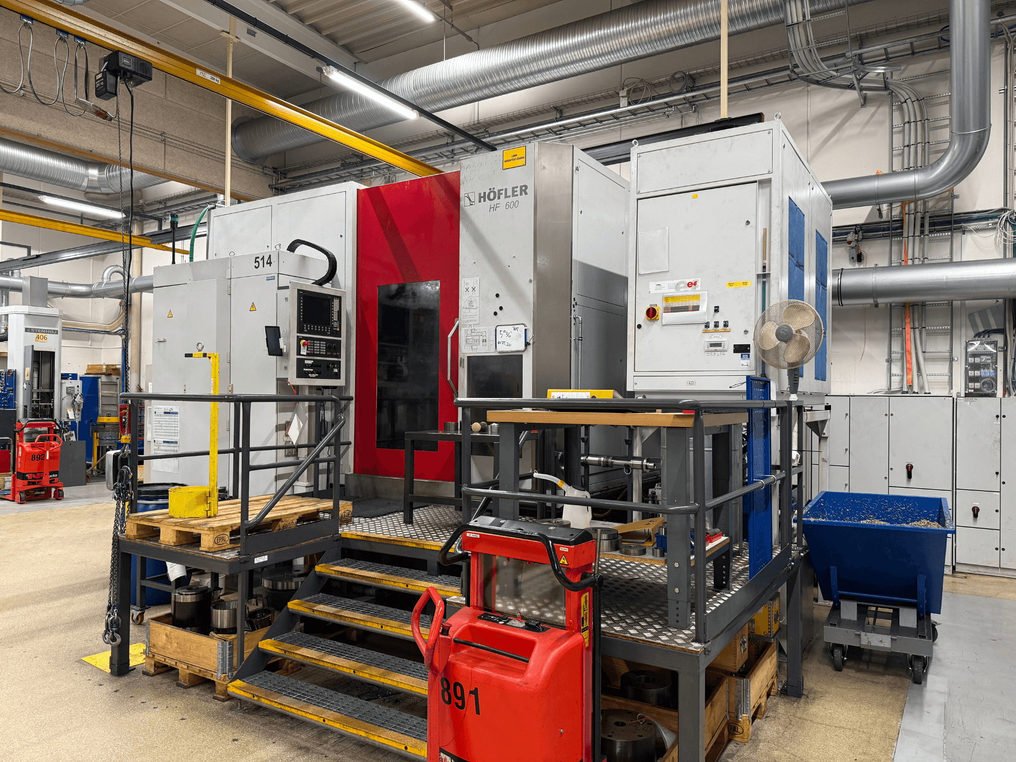 HOFLER HF 600 -työstökone, sivukuva, jossa näkyy ohjauspaneeli, keltainen turvakaide ja ympäröivä työpajaympäristö.