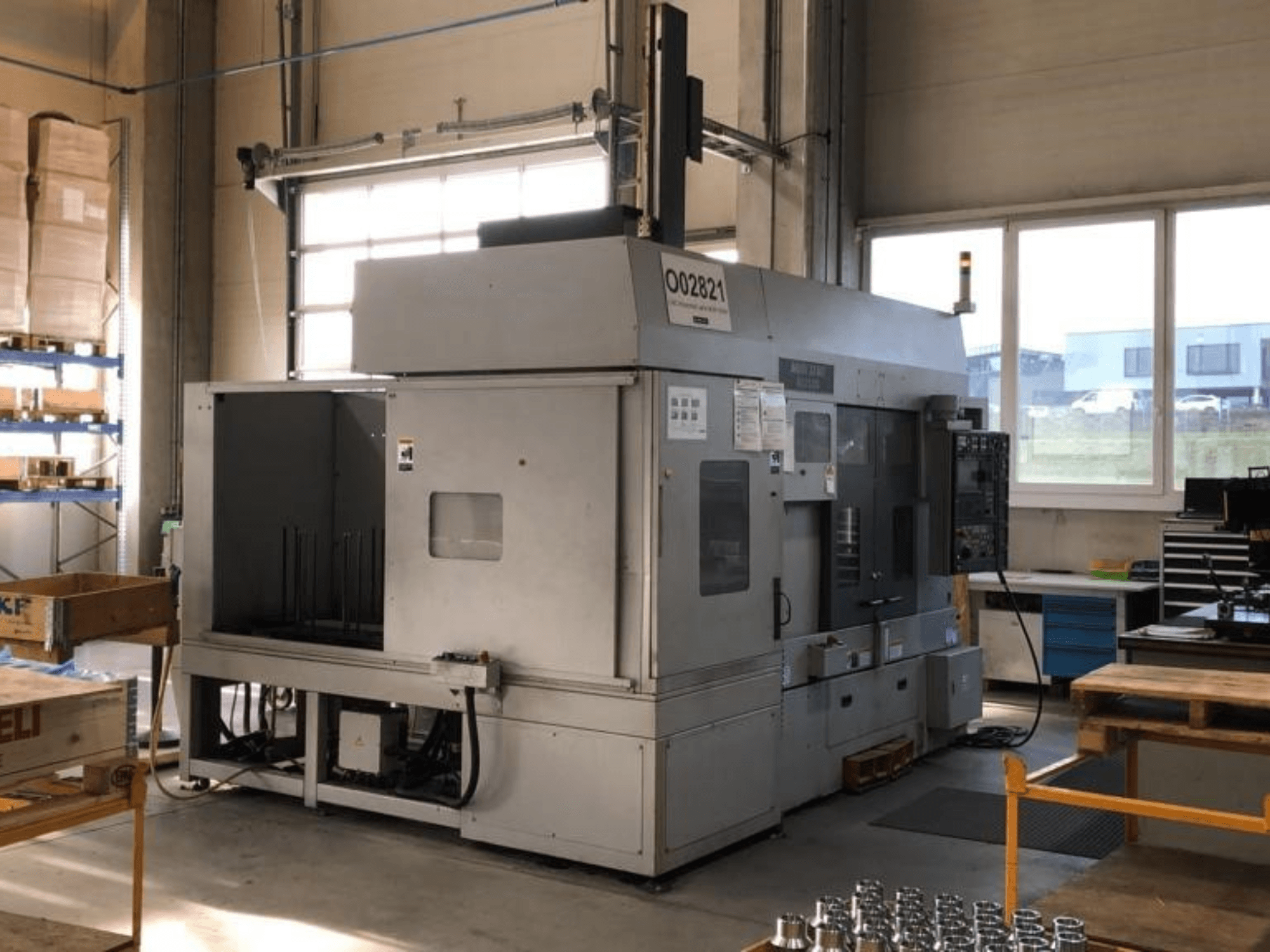 MORI SEIKI RL2500 monikarainen sorvauskone työpajassa, jossa näkyy etukuva ja tuotantotila työkaluineen.