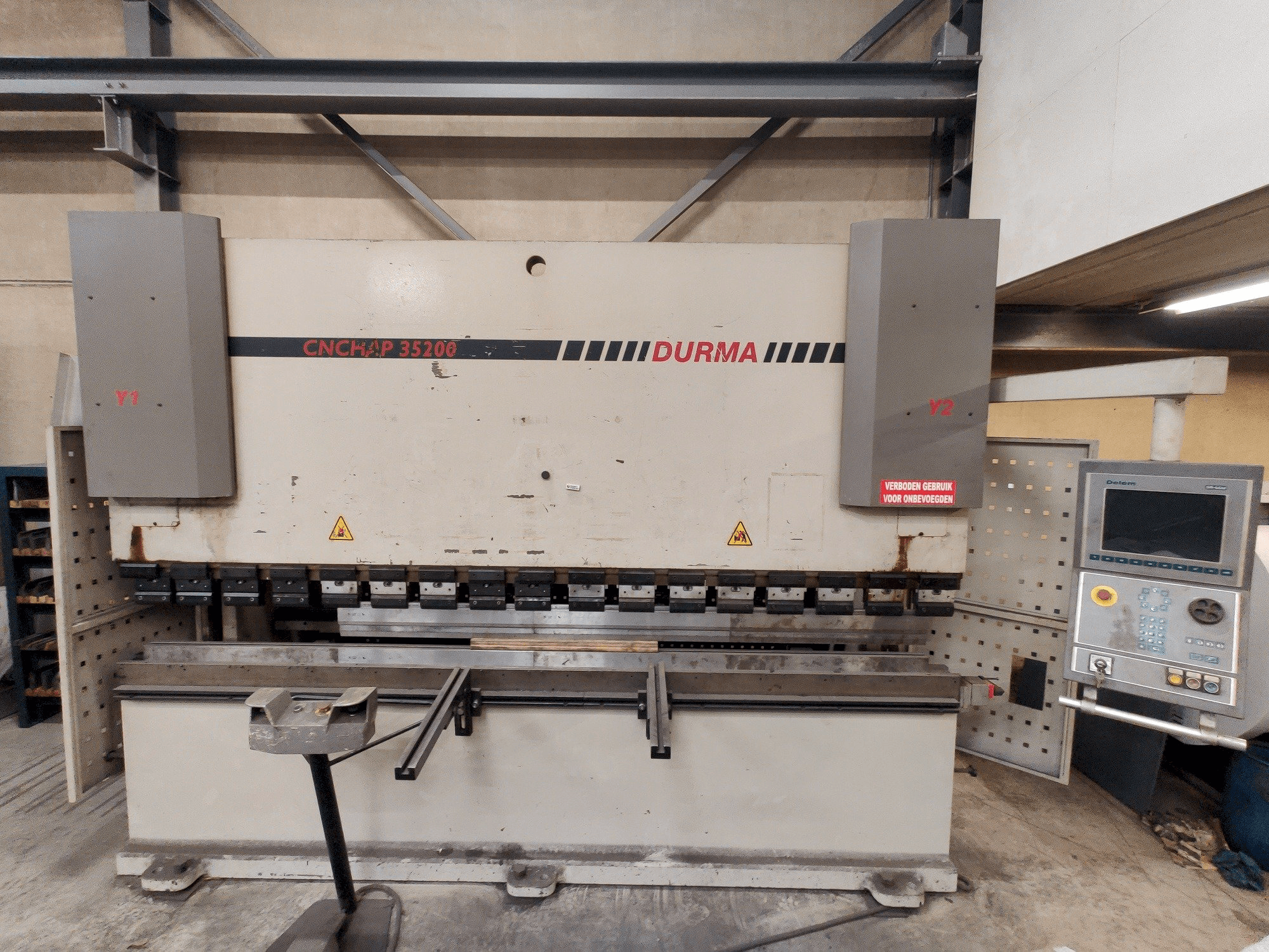 Koneen Durma CNC HAP 35200 etunäkymä