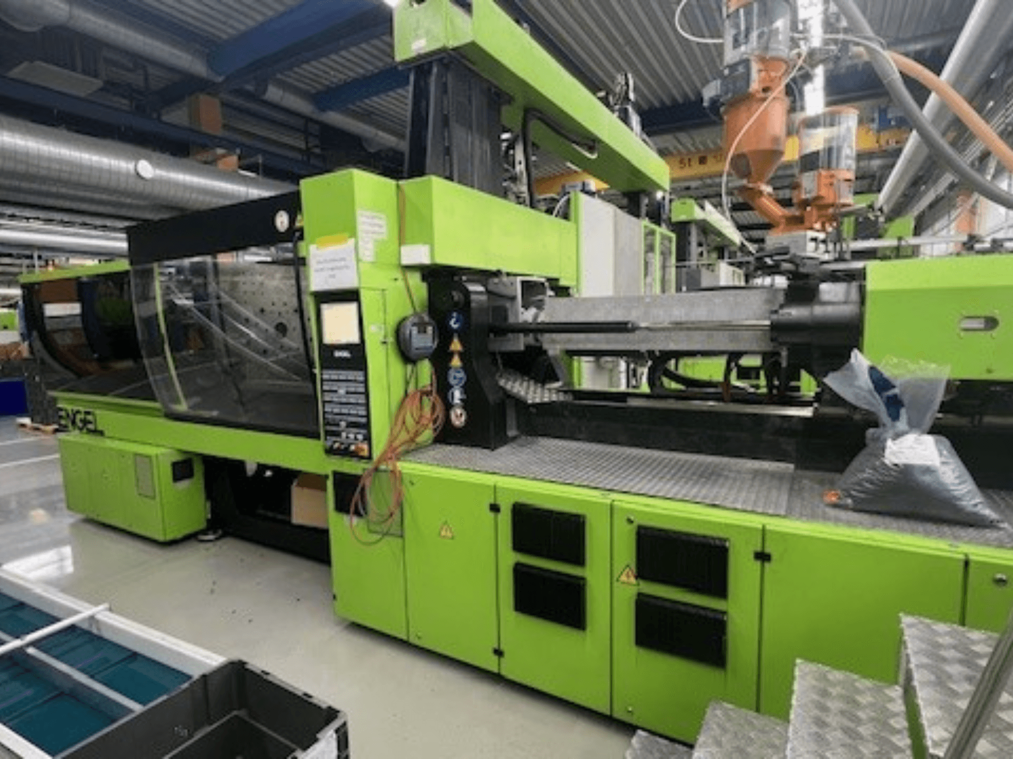 Engel Victory VC1800/300 P hydraulinen ruiskuvalukone, vihreä ulkopinta, etukuva, jossa ohjauspaneeli ja työtila näkyvissä.