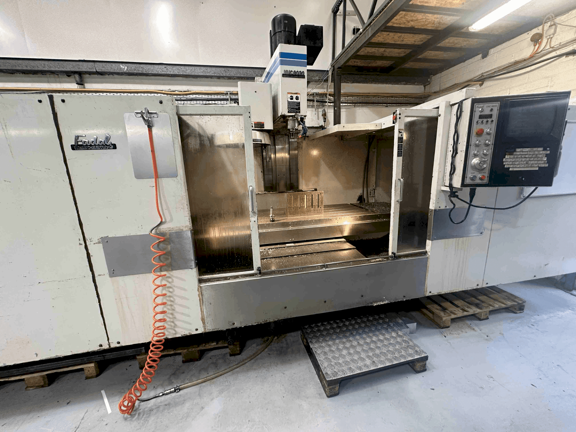 Koneen FADAL VMC8030HT etunäkymä