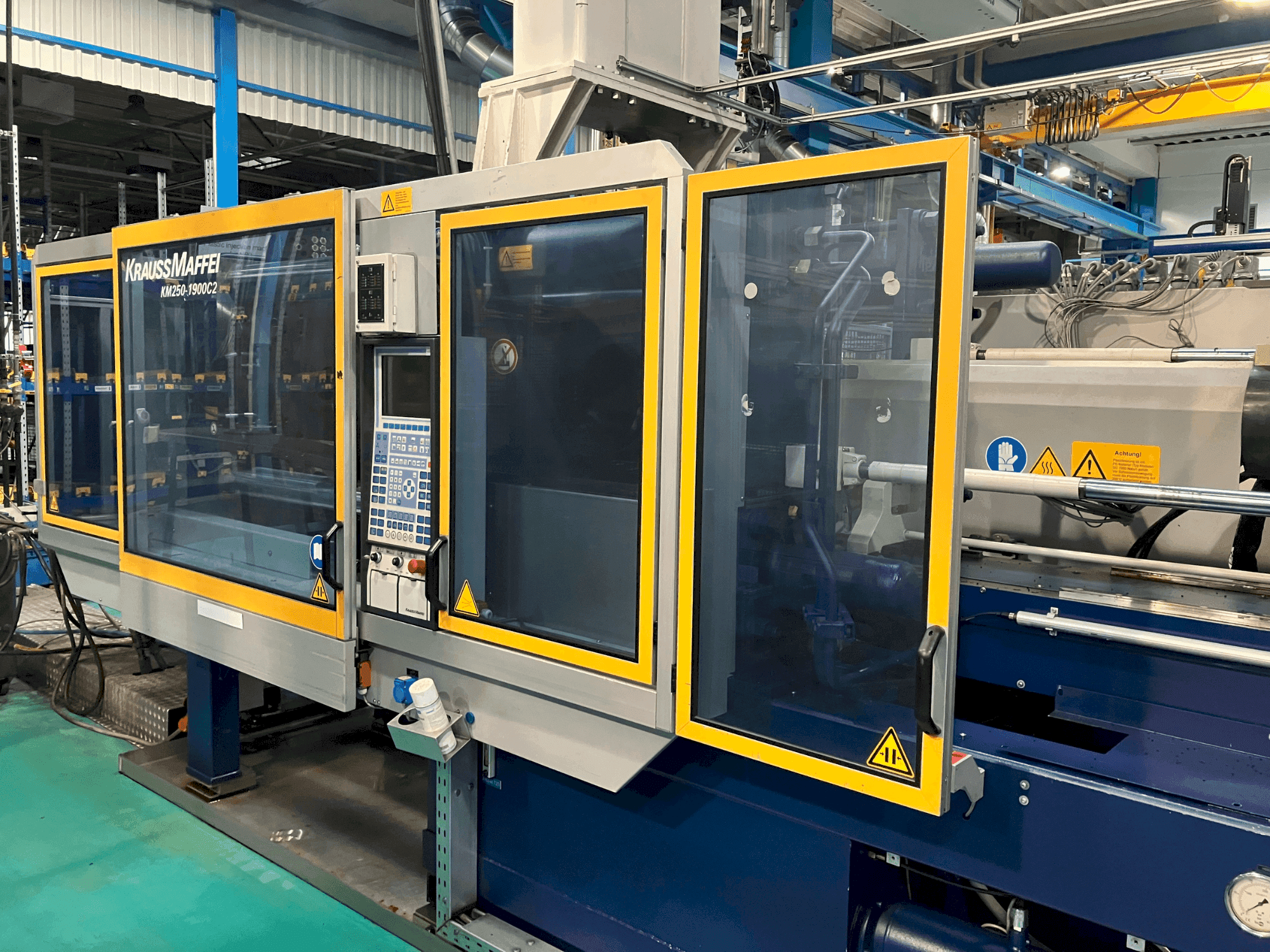 Koneen Krauss Maffei 250-1900 C2 (2005) etunäkymä