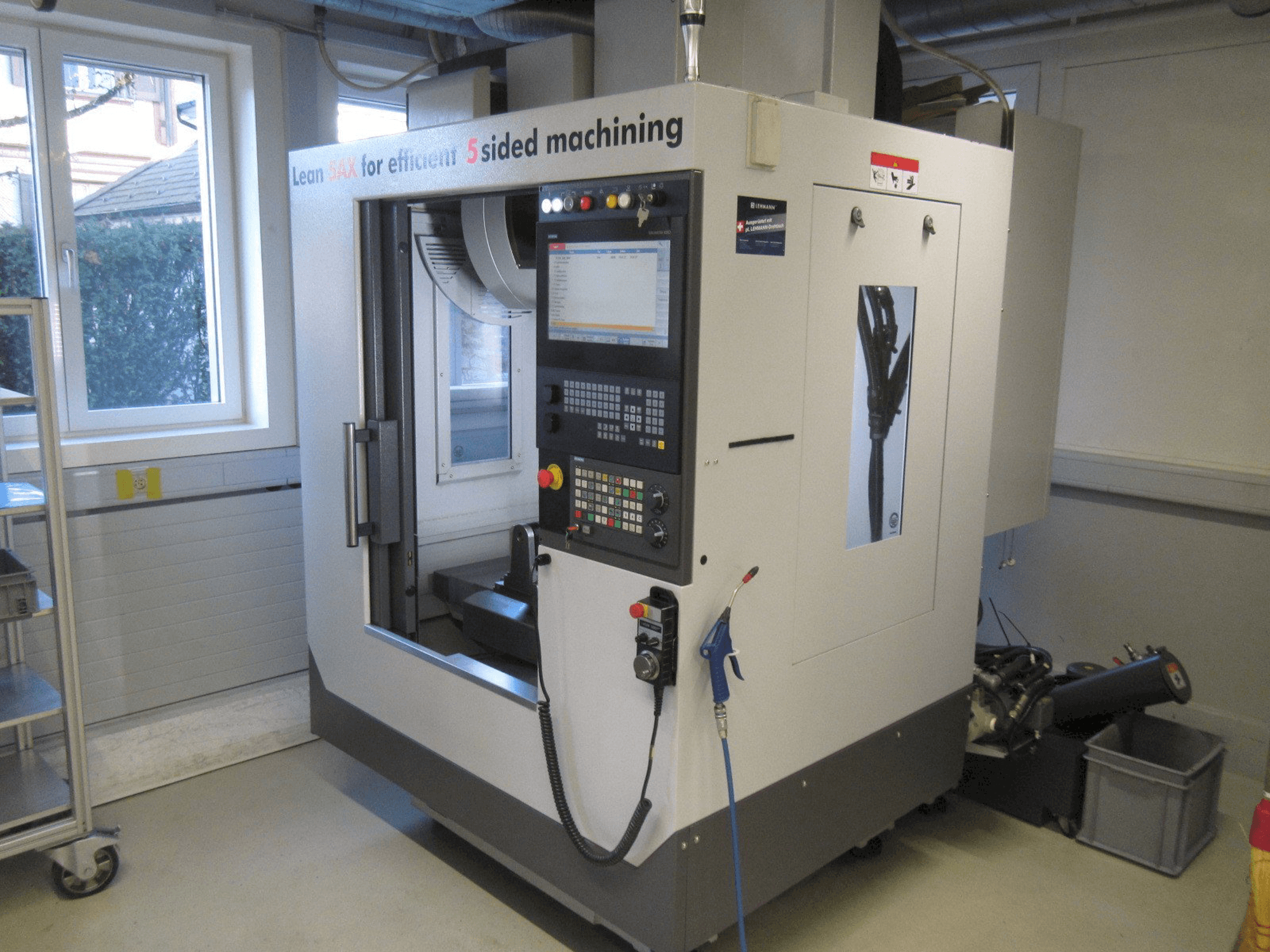 Koneen HARDINGE V480 etunäkymä