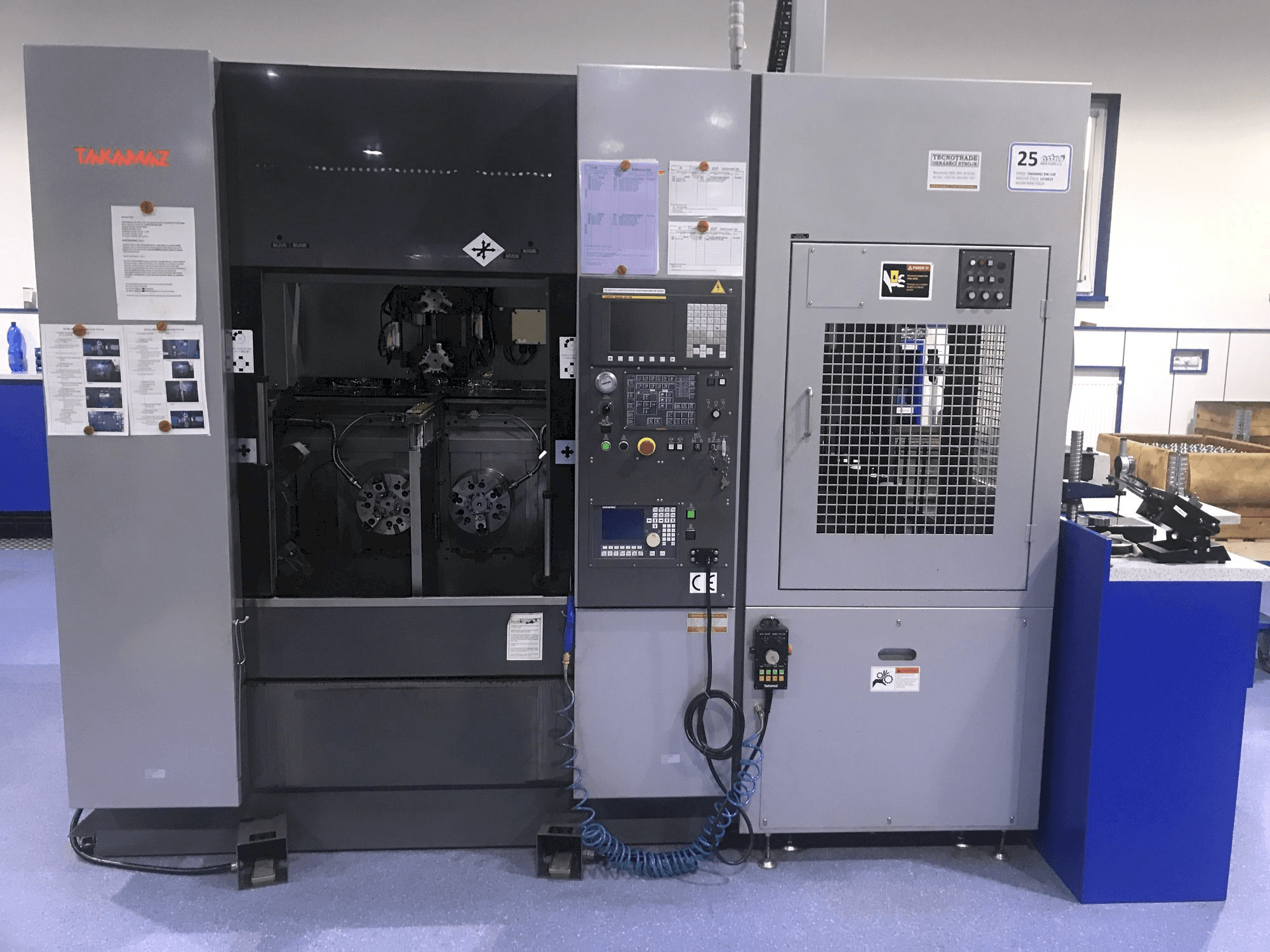 Koneen Takamaz XW-130 etunäkymä