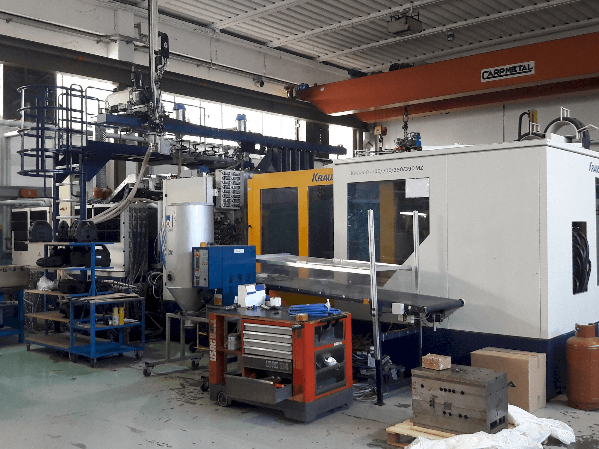 Koneen Krauss Maffei 1300-700-700-390-390 MZ etunäkymä